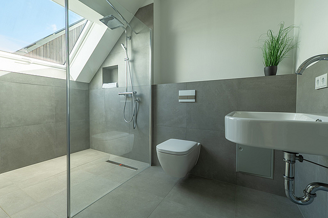 Ferienhaus kaufen Rügen Badezimmer Dachschräge