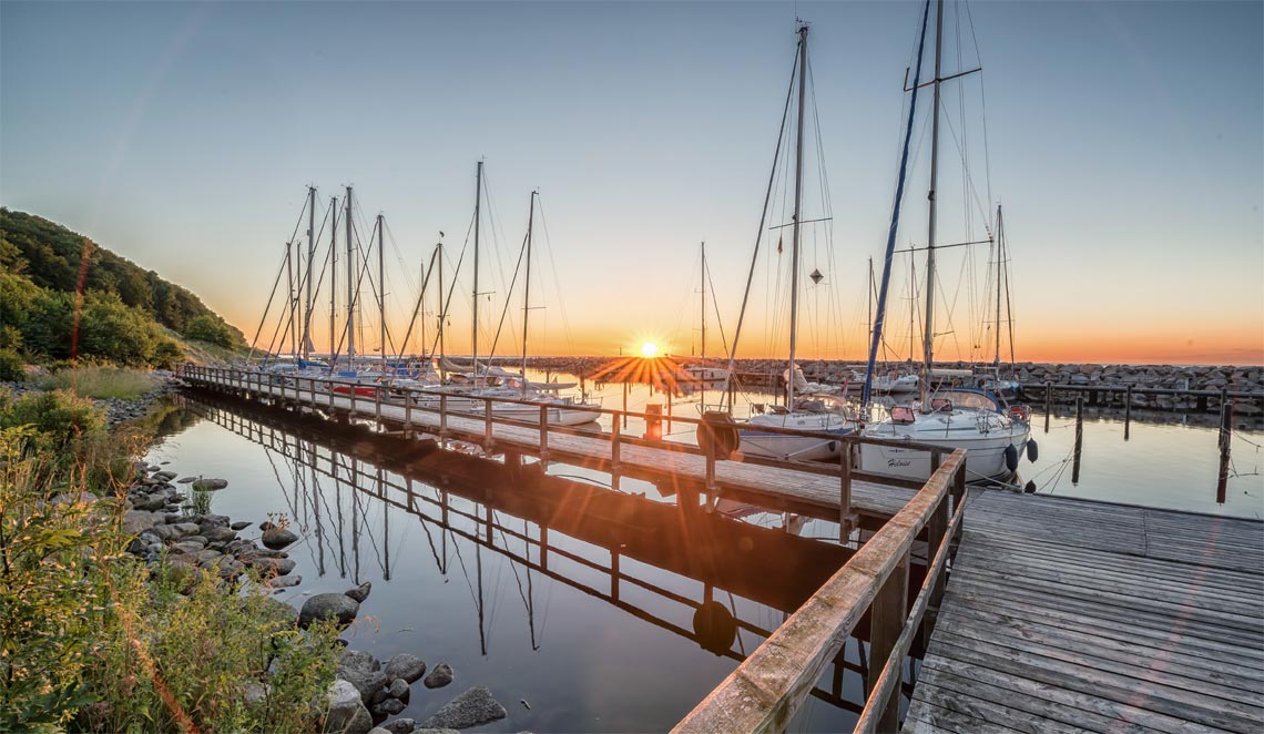 alt="Ferien-Wohnung kaufen Rügen Lohme Segelhafen"